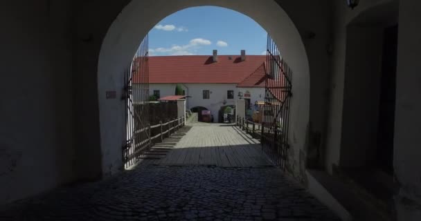 Hrad Palanok v Mukačevo, Ukrajina je unikátní vzorek opevňovací architektury. Červen 2015 — Stock video