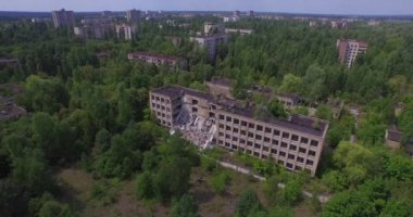 Daraltılmış okul No1 of Pripyat town yakınındaki Chernobyl (Hava, 4k)