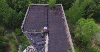Daraltılmış okul No1 of Pripyat town yakınındaki Chernobyl (Hava, 4k)