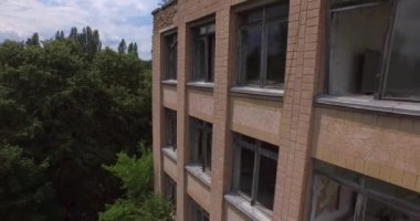 Daraltılmış okul No1 of Pripyat town yakınındaki Chernobyl (Hava, 4k)