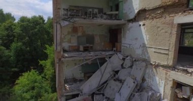 Daraltılmış okul No1 of Pripyat town yakınındaki Chernobyl (Hava, 4k)