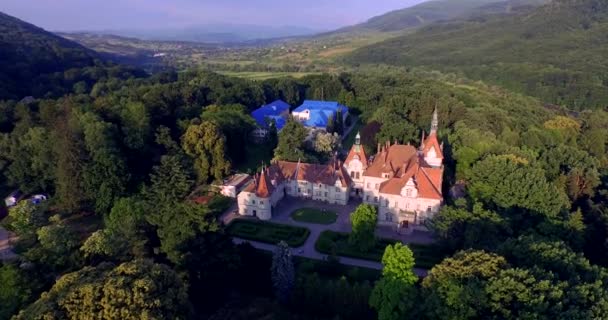 Manoir de conte de fées romantique dans le style français 