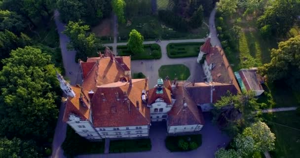 Manoir de conte de fées romantique dans le style français 