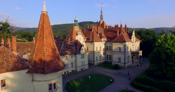 Manoir de conte de fées romantique dans le style français — Video