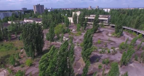 Paleis van cultuur (Energetik) in Pripyat plaats (town) in de buurt van Chernobyl (antenne) — Stockvideo