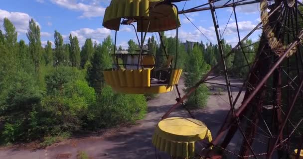 Una ruota panoramica a Pripyat, vicino a Chernobyl (Aerial, 4K ) — Video Stock