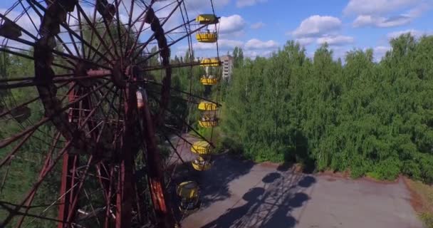 Чортове колесо в Прип'ять біля Чорнобильської (повітряна, 4K) — стокове відео
