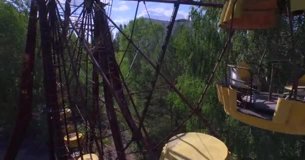 Μια ρόδα στο Pripyat, κοντά στο Chernobyl (εναέρια, 4k) — Αρχείο Βίντεο