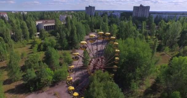 Колесо обозрения в Припяти, недалеко от Чернобыля (Aerial, 4K ) — стоковое видео