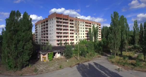 放弃了城市的普里皮亚季附近切尔诺贝利 (空中，4 k) — 图库视频影像