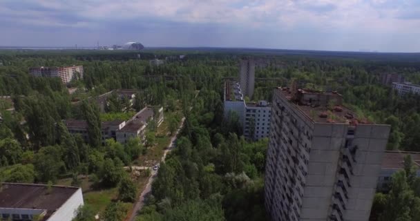 Az elhagyott város Pripjaty közelében Chernobyl (légi, 4k) — Stock videók