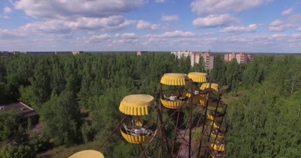 Колесо обозрения в Припяти, недалеко от Чернобыля (Aerial, 4K ) — стоковое видео