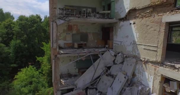 Разрушенная школа номер 1 города Припять возле Чернобыля (Aerial, 4K ) — стоковое видео