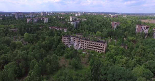 Samengevouwen school No1 van Pripyat plaats (town) in de buurt van Chernobyl (antenne, 4k) — Stockvideo