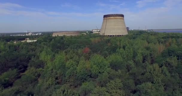 Kühlturm unvollendet srade des Kernkraftwerks Tschernobyl (Antenne) — Stockvideo