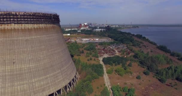 Kühlturm unvollendet srade des Kernkraftwerks Tschernobyl (Antenne) — Stockvideo