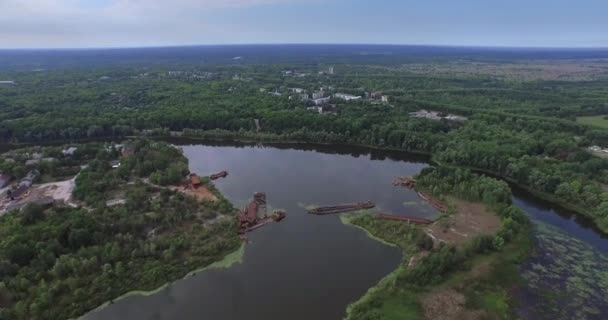 Брошенные баржи и лодки на реке Припять близ города Чернобыль — стоковое видео