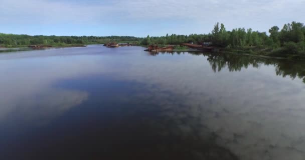 Відмовився від баржі, човни на річці Прип'ять біля Чорнобильської місто — стокове відео