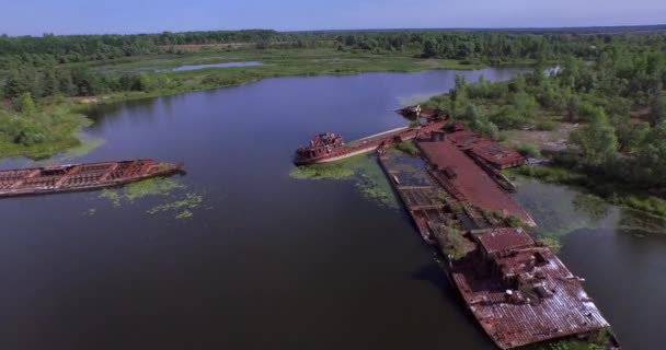 Péniches et bateaux abandonnés sur la rivière Pripyat près de la ville de Tchernobyl 