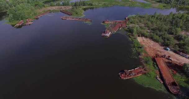 Брошенные баржи и лодки на реке Припять близ города Чернобыль — стоковое видео