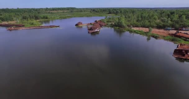 Verlassene Lastkähne und Boote auf dem Fluss Pripjat nahe der Stadt Tschernobyl — Stockvideo