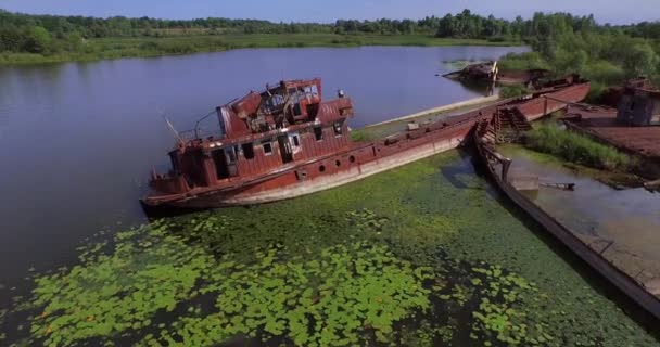 체르노빌 마 근처 프리피야티 강에 바지선과 배를 포기 — 비디오