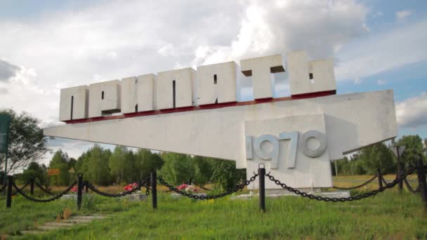 Ingången tecken till Ukraina nu övergivna staden Pripyat — Stockvideo