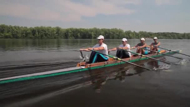 Roeiers in actie: kracht en passie — Stockvideo