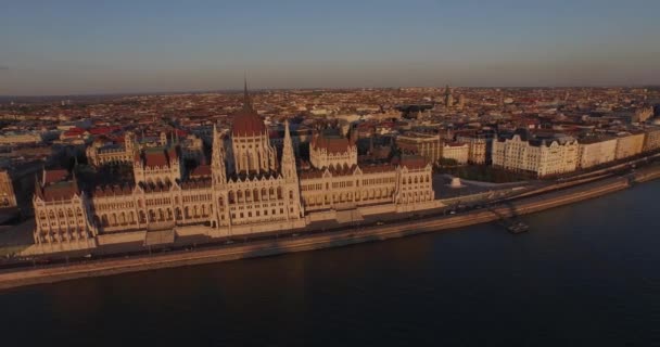 Hochwertige Luftaufnahmen des ungarischen Parlamentsgebäudes im gotischen Stil — Stockvideo