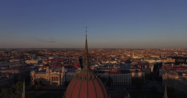 Images aériennes de haute qualité de l'édifice du Parlement hongrois dans un style gothique — Video