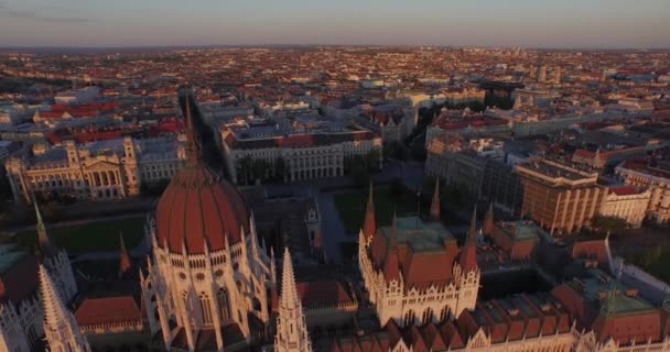 Hoge kwaliteit luchtfoto beeldmateriaal van Hongaars parlementsgebouw in gotische stijl — Stockvideo