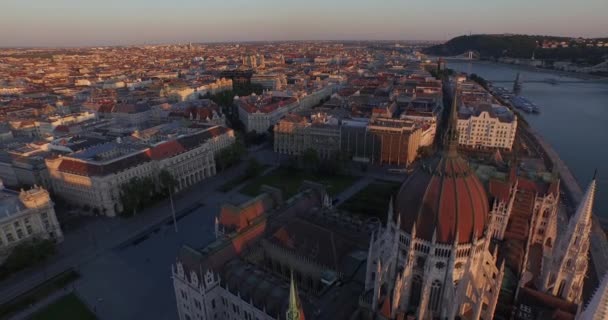 Images aériennes de haute qualité de l'édifice du Parlement hongrois dans un style gothique — Video