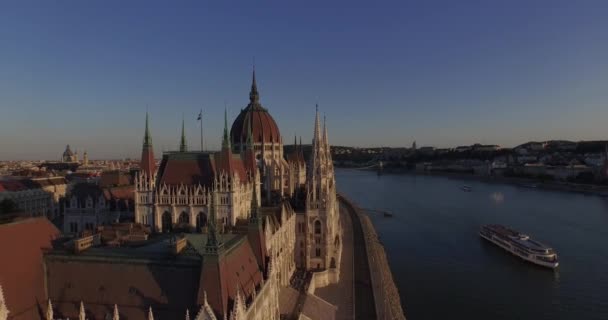 Υψηλής ποιότητας εναέρια πλάνα του κτιρίου του Κοινοβουλίου Ουγγρικά σε γοτθικό ρυθμό — Αρχείο Βίντεο