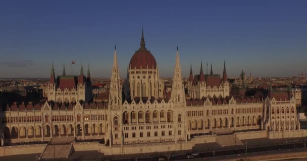 Hög kvalitet antenn bilder av Ungerns parlamentsbyggnad i gotisk stil — Stockvideo