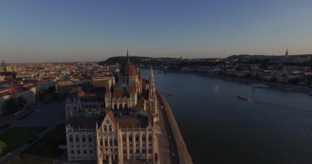 Imágenes aéreas de alta calidad del edificio del Parlamento húngaro en estilo gótico — Vídeo de stock