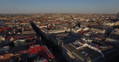Harika Budapeşte şehrinin çatıları üzerinde uçan