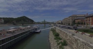 Budapeşte şehrinde Tuna nehri üzerinde Özgürlük Köprüsü üzerinde Uçan.