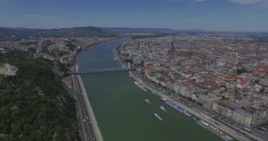 Budapeşte şehrinde Tuna Nehri üzerinde uçmak. Mükemmel hava görüntüleri