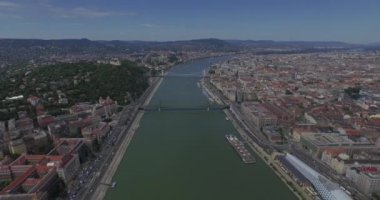Budapeşte şehrinde Tuna Nehri üzerinde uçmak. Mükemmel hava görüntüleri