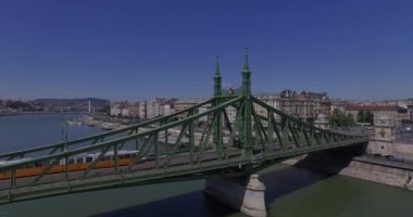 Budapeşte şehrinde Tuna nehri üzerinde Özgürlük Köprüsü üzerinde Uçan.