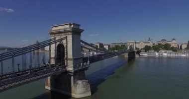 Budapeşte'de Chain köprüsünün üzerinde uçmak. Mükemmel hava görüntüleri