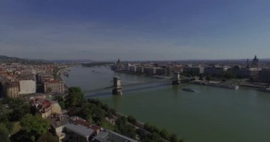 Budapeşte şehrinde Tuna Nehri üzerinde uçmak. Mükemmel hava görüntüleri