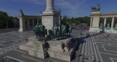 Kahramanlar Meydanı Budapeşte'nin en büyük meydanıdır. Ağustos 2015'te havadan çekim