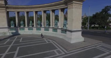 Kahramanlar Meydanı Budapeşte'nin en büyük meydanıdır. Havadan çekim. Ağustos 2015