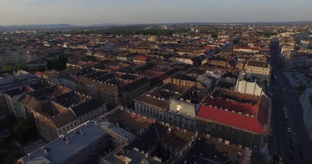 Vliegen boven de daken van de prachtige stad Boedapest — Stockvideo