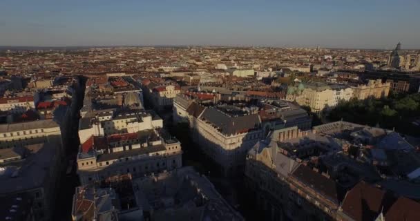 Польоти над дахами чудового міста Будапешта — стокове відео