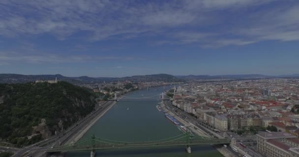 Volando sobre el río Danubio en la ciudad de Budapest. Imágenes aéreas perfectas — Vídeos de Stock