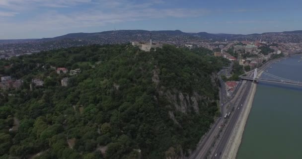 Vliegen boven de rivier de Donau in de stad Boedapest. Perfecte antenne footages — Stockvideo