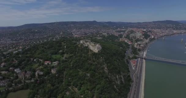 Πετώντας πάνω από τον ποταμό Δούναβη στην πόλη της Βουδαπέστης. Τέλεια εναέρια μονοπάτια — Αρχείο Βίντεο