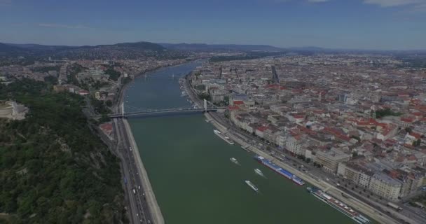 Volando sobre el río Danubio en la ciudad de Budapest. Imágenes aéreas perfectas — Vídeo de stock